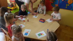 Dzieci wykonujące kolorowe wyklejanki