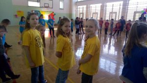 Dziewczynki w żółtych koszulkach