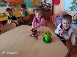 Dzieci bawią się przy stole